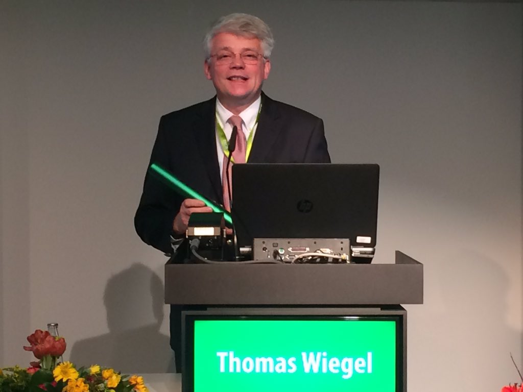 MichaelReiterPR's tweet photo. "Latte hoch gelegt": A. Eggert übergibt an T. Wiegel, Präsident DKK 2018/ Diagnose - Therapie - (Über)Leben #dkk2016 https://t.co/k8W4NTuNsT