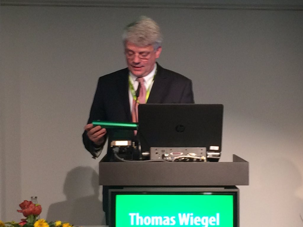 MichaelReiterPR's tweet photo. "Latte hoch gelegt": A. Eggert übergibt an T. Wiegel, Präsident DKK 2018/ Diagnose - Therapie - (Über)Leben #dkk2016 https://t.co/k8W4NTuNsT