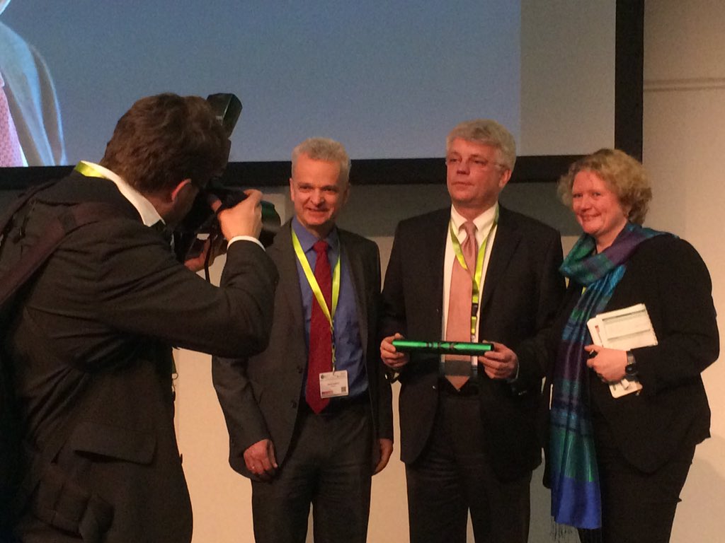 MichaelReiterPR's tweet photo. "Latte hoch gelegt": A. Eggert übergibt an T. Wiegel, Präsident DKK 2018/ Diagnose - Therapie - (Über)Leben #dkk2016 https://t.co/k8W4NTuNsT
