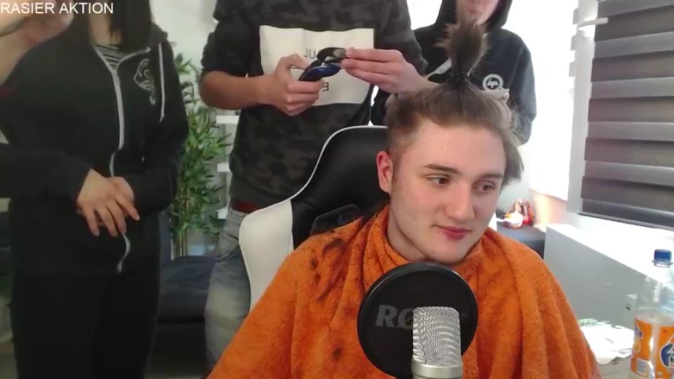 ChaliiiAlex's tweet photo. Es tut mir so leid für dich @PetritLP 😢😢 du bist jetzt so hässlich ._. Sorry #Rippetritshaare https://t.co/hFm3rfb2wy