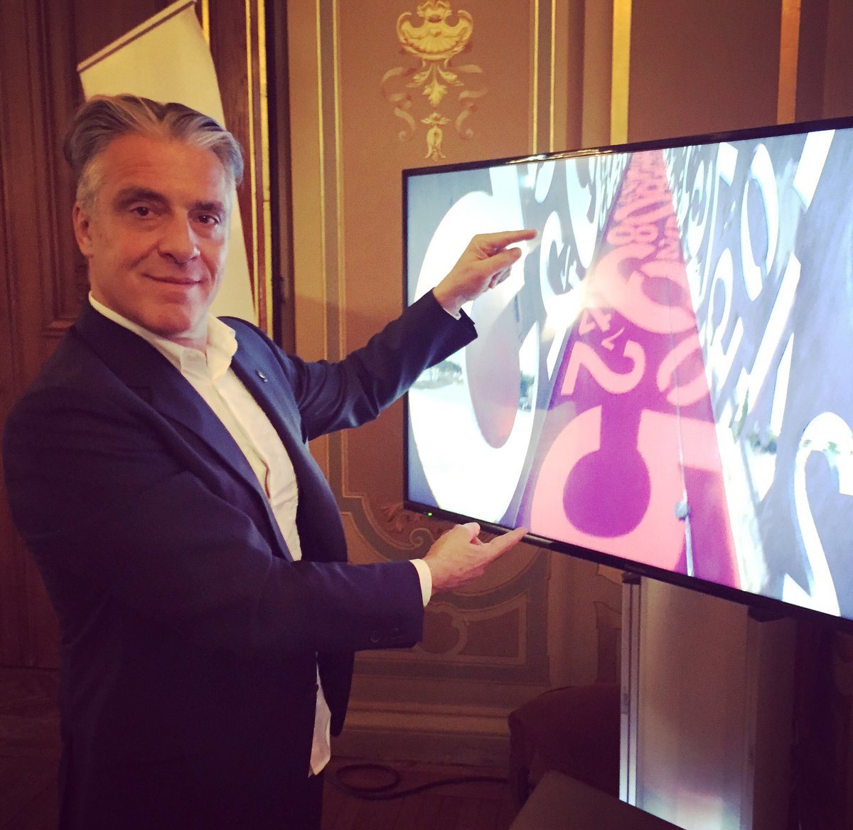 solart2_ma2f's tweet photo. #lightartist #ma2f présents his #sundial #solart2 @Lumiere2015 ceremony in #Paris #art #sculpture #sun #solstice https://t.co/zHIcdwZU0t