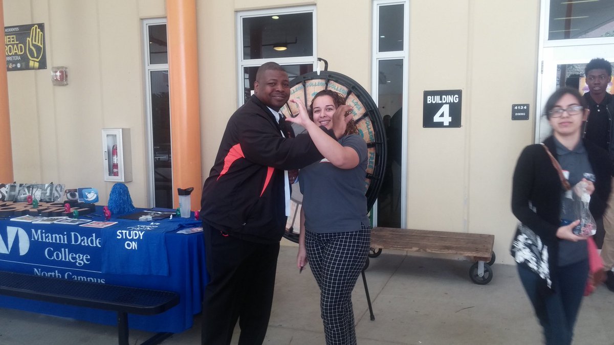 StdtSvcMDCPS's tweet photo. Principal Dunn at Miami Carol City Sr. High School welcomes MDC  representative https://t.co/eqRifLa1cR