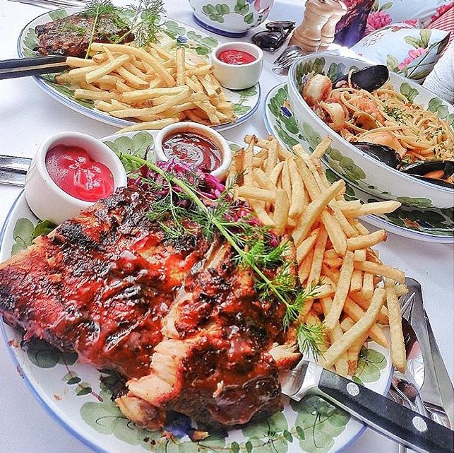 Dig into our ribs 🐷 (plus seafood pasta and steak frites!!!) #happysaturday