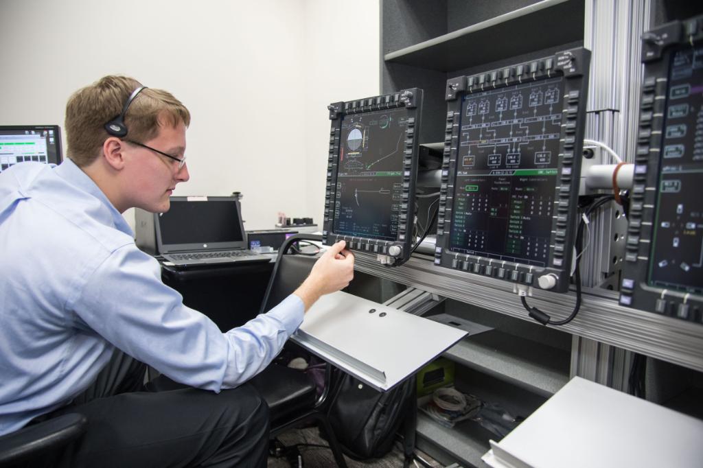 NASA's tweet photo. What will the crew’s control system look like on @NASA_Orion spacecraft? It's in development https://t.co/bTaDhNKgOR https://t.co/K8wIEXC1rq