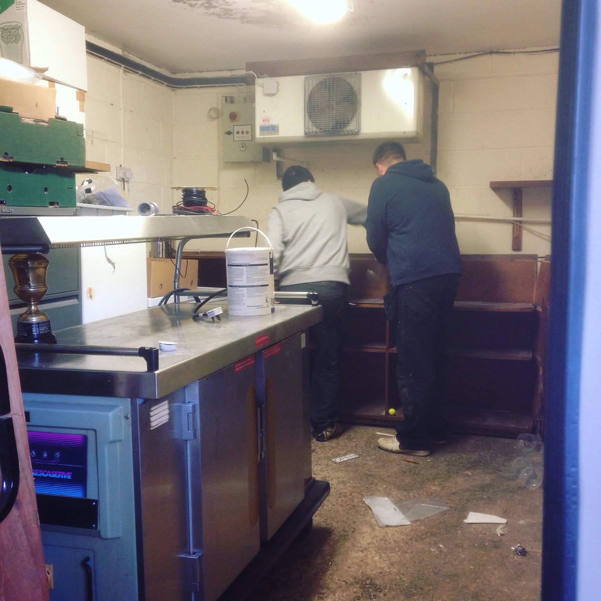 TheNelsonClub's tweet photo. The lads helping with the clear out ready for the new kitchen👍🏻 https://t.co/3JCMoQJiDf