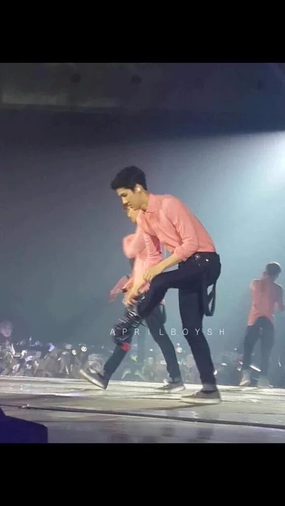 t_na10's tweet photo. Kelakuan bias gue, sepatu beda" 😂 #EXOLUXIONINA https://t.co/YjGoSDV5ox