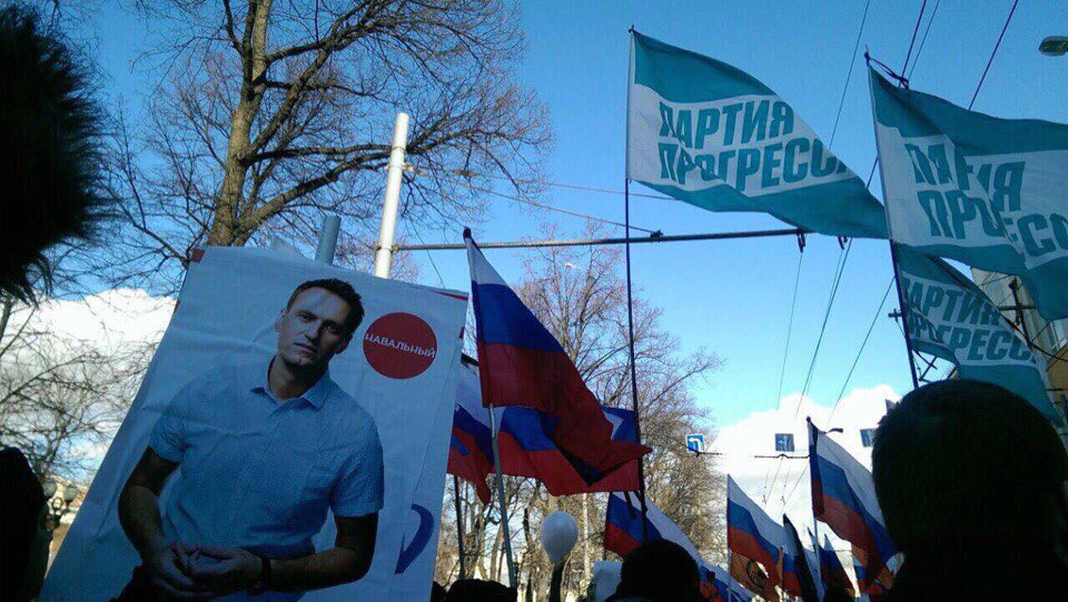 На могиле никого,зато устроили политический митинг вместо траурного шествия..ну как же не попираться в такой-то день