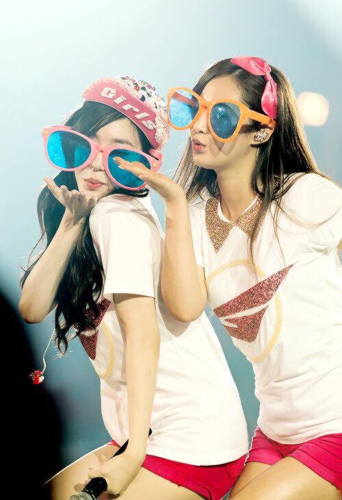 taetiseogene's tweet photo. snsd with glasses💗💗💗🇰🇷 https://t.co/3hfNLs0Lz8