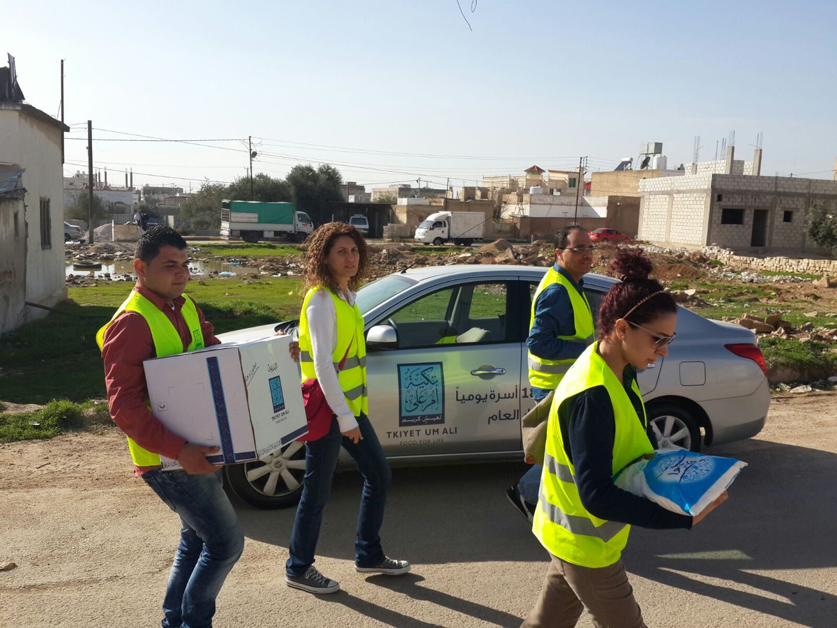 TkiyetUmAli's tweet photo. متطوعو #شوف_بعينك خلال توزيع الطرود الغذائية الشهرية على الأسر المنتفعة من تكية أم علي في محافظة #اربد لواء #الرمثا https://t.co/zd1d1mLs11