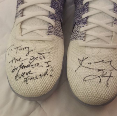 BleacherReport's tweet photo. Kobe gifts Tony Allen pair of autographed shoes that read: The best defender I ever faced! https://t.co/nRkFjP2dtg https://t.co/HaCpwkEx5h