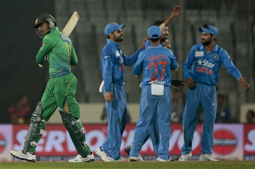ABPNews's tweet image. WICKET! and Pakistan are all out for 83 runs in 17.3 overs vs India.
#IndvsPak #AsiaCupT20
abplive.in/sports/india-v…