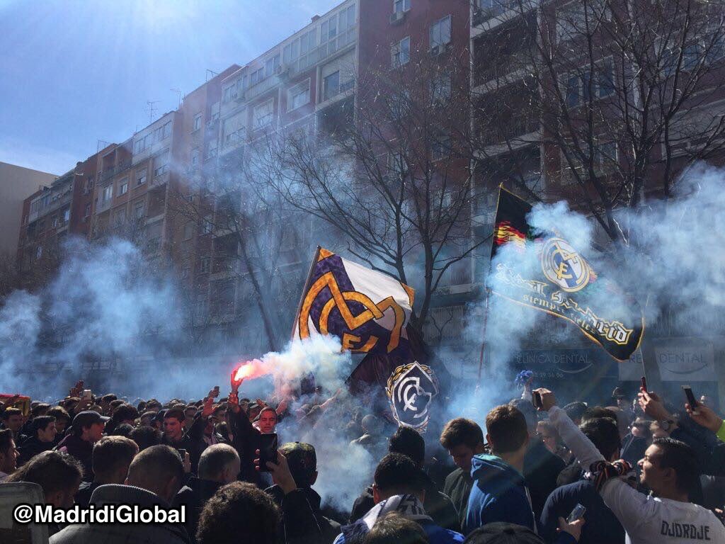 realmadridindo1's tweet photo. saat menyambut Team https://t.co/0mnK0Wo19z