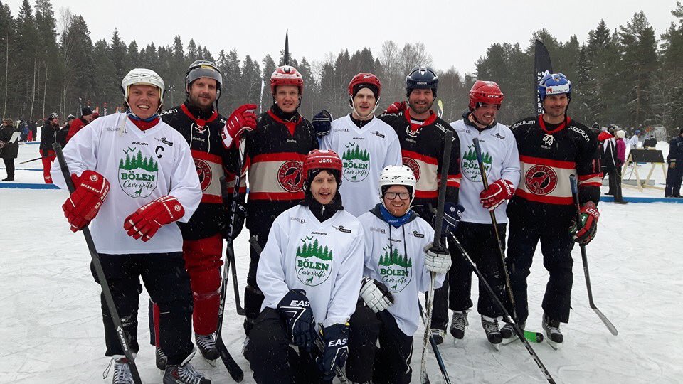 Ett par kompisar till mig hamnade i samma grupp som Salle, Timmy, Påhlsson mfl i Pond Hockey turneringen. Rätt bra 😀