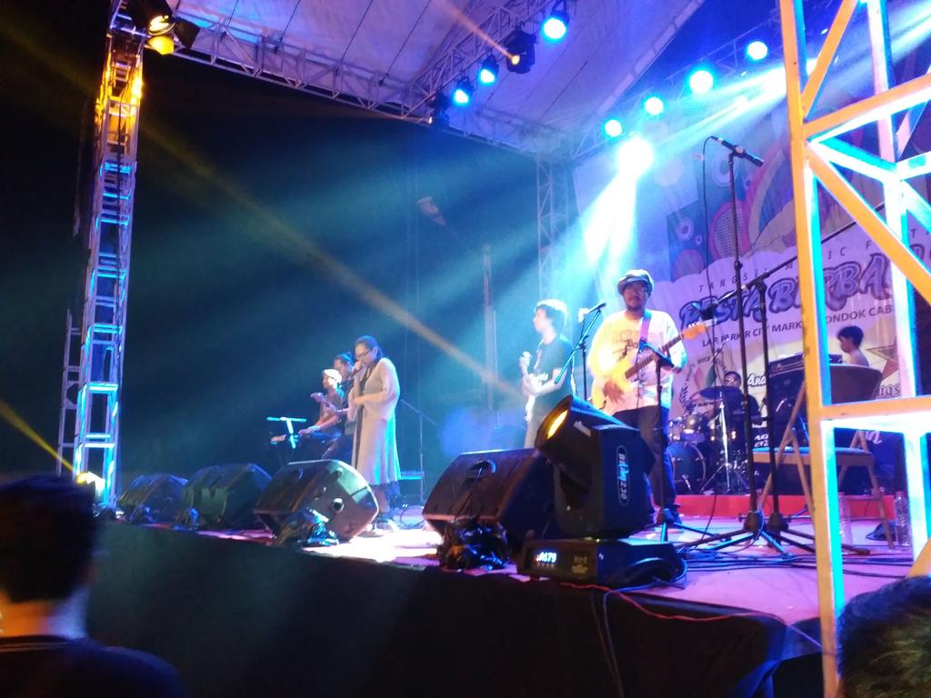 Tetep semangat biarpun gerimis mengundang <a href="/listenshore/">IG: shore.indonesia</a>