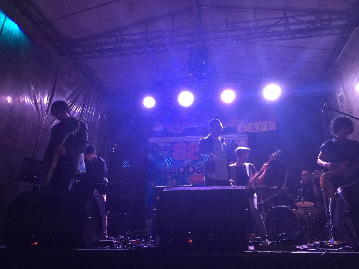 MDGco_'s tweet photo. Engkau lah sang mentari! Yang menyinari bumi! @IsaRaja_Loebis bawain Angkuh on stage #PiyuGlobalRadio https://t.co/3kkNYEo0pf