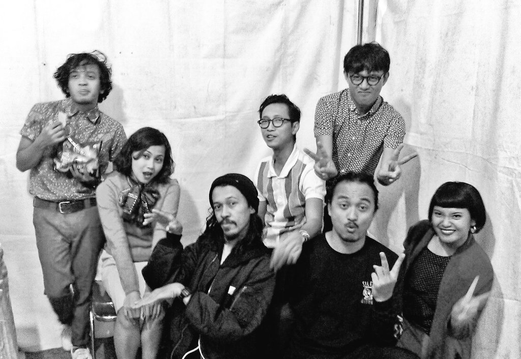 Perupa-perupa muda antar kota.
fstvlst X <a href="/wsatcc/">White Shoes</a>~