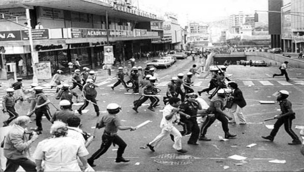 teleSURtv's tweet photo. Más de 600 víctimas de El #Caracazo indemnizó la Revolución Bolivariana | https://t.co/rJRjmvv0FY https://t.co/iH8iZO6v9E