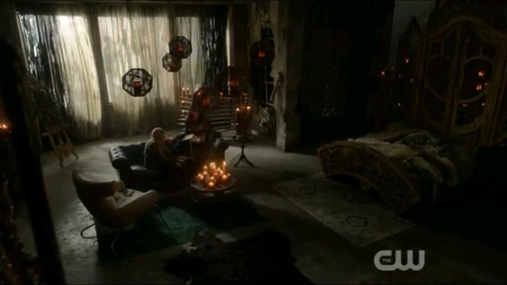 stardust8golden's tweet photo. Omg guys, there's the bed! And I doubt Clarke would be with anyone in Lexa's bed, so...
#Clexa #clexaisback #The100 https://t.co/0tQXg9P8x0