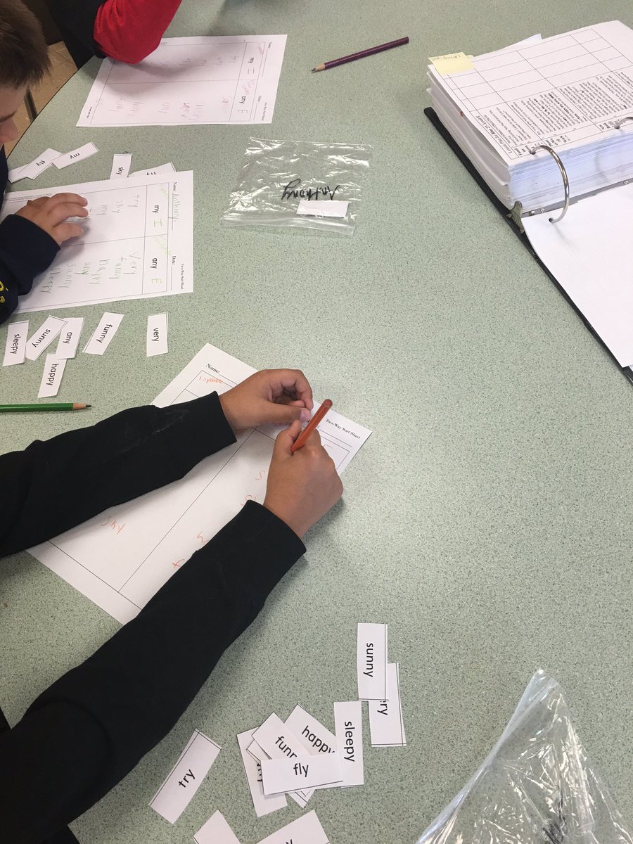 kleins_class's tweet image. Practicing our phonics/word work! #lli #leveledliteracyintervention #reading #writing #kleinsclass @BLE_Chiefs