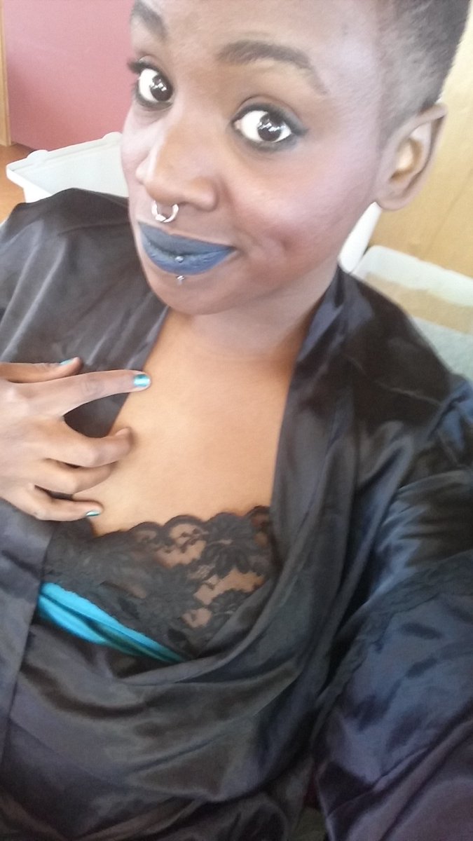 ReyReigns's tweet photo. I need a fresh #clippershave. #Skype w/ me to watch my #headshave. Email goddessreyreigns@gmail.com for details. https://t.co/AuoZbVCVBI