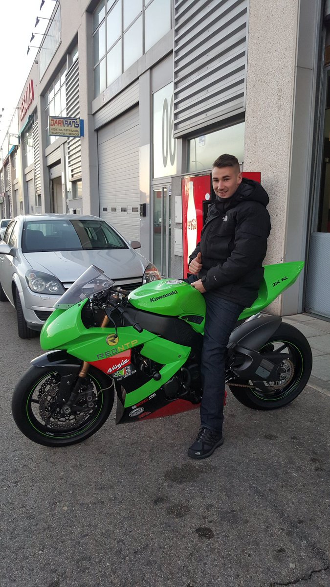 ClubMotero's tweet photo. Abraham posando con mi nueva compra https://t.co/WArk9fwA3i
