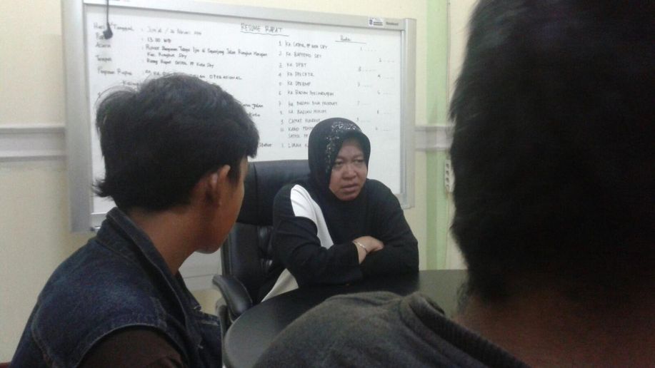 detikcom's tweet photo. Risma Beraksi 'Interogasi' Anak Sekolah yang Nongkrong di Kafe Malam Hari https://t.co/laUUXatWoV https://t.co/5lxdaH7B1V