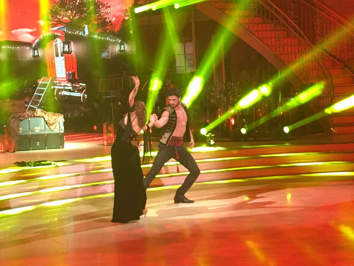È ora giuria cosa avete da dire su questo paso doble <a href="/MickyMorr/">Michele Morrone</a>  #BallandoConLeStelle <a href="/Ballando_Rai/">BallandoConLeStelle</a>