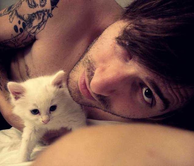 Chatchatcatcat's tweet photo. These two guys want to stay in and do nothing with you tonight. #menandmeows by menandmeows https://t.co/Oh7cVsvi58