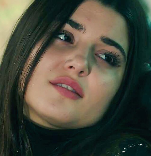 YldzAsude's tweet photo. İlk kredi kartını vercekmiş 😢 ya siz nasıl bişeysiniz be 😪 #GüneşinKızları #alsel https://t.co/EZyp22v3Aw