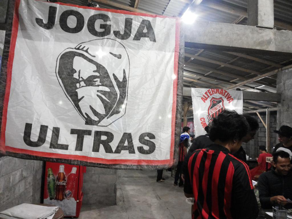 ankis__putra's tweet photo. Suasana nobar di @MIsezJogja 
#milanday https://t.co/jlzBJTJBtH