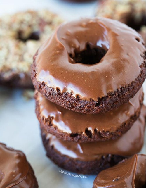 ItsFoodPics's tweet image. Chocolate frosted chocolate doughnuts.