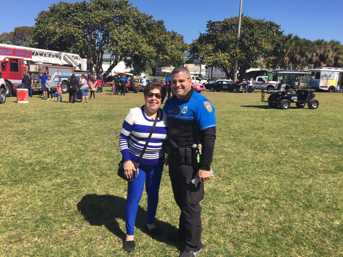 MiamiBeachPD's tweet photo. We're at the North Shore Park for our Neighborhood Day Out. Come join us! #CopsAndKids #MBPDCares 👮🏽 https://t.co/DIy5rM8ffy