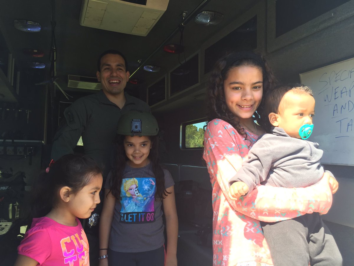 MiamiBeachPD's tweet photo. We're at the North Shore Park for our Neighborhood Day Out. Come join us! #CopsAndKids #MBPDCares 👮🏽 https://t.co/DIy5rM8ffy
