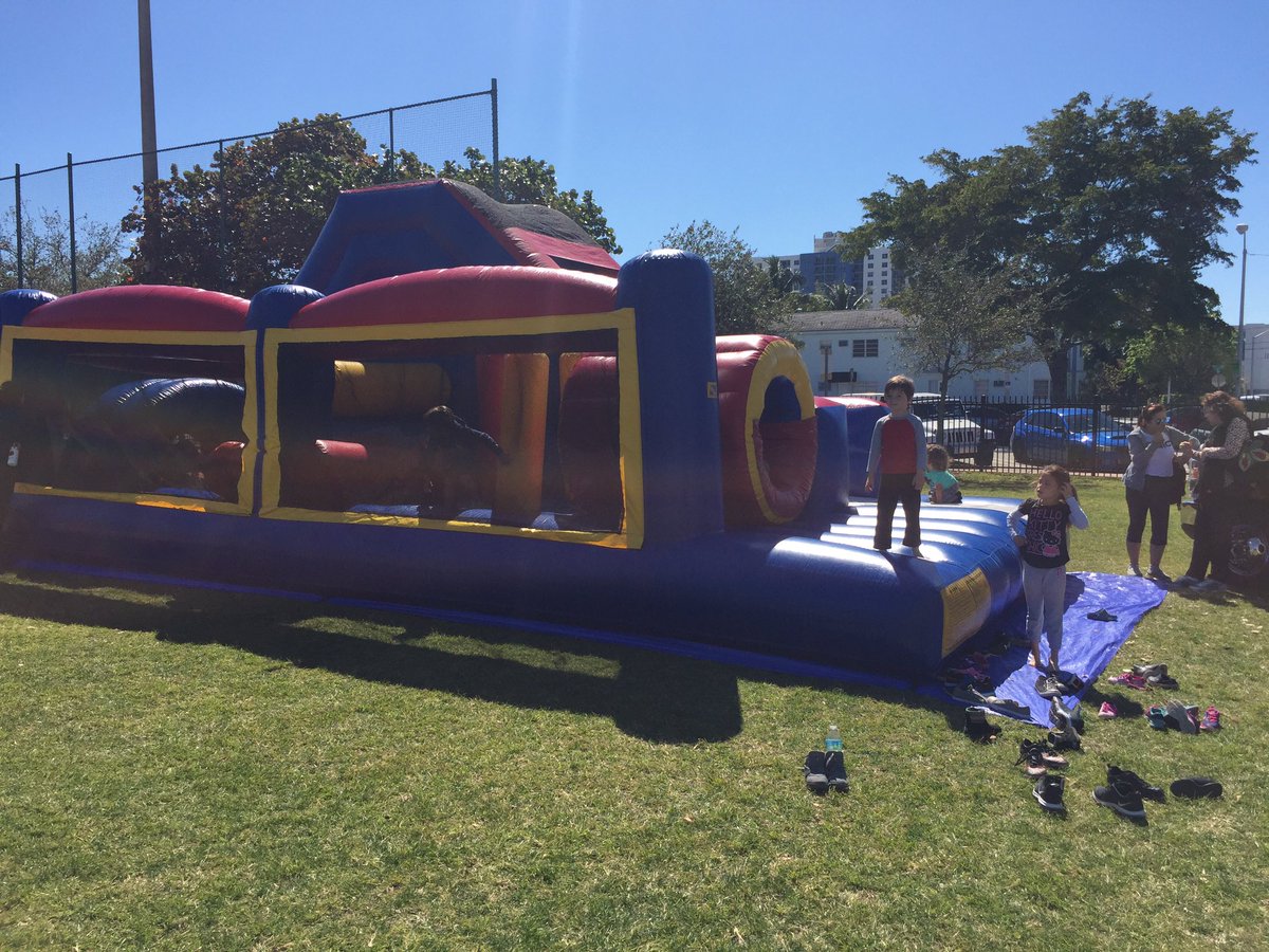 MiamiBeachPD's tweet photo. We're at the North Shore Park for our Neighborhood Day Out. Come join us! #CopsAndKids #MBPDCares 👮🏽 https://t.co/DIy5rM8ffy