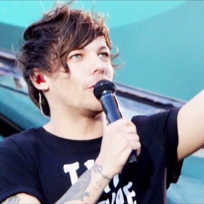 TxOneDirection's tweet image. Let's take a moment to appreciate how aesthetically pleasing Louis looks like 24/7🙌