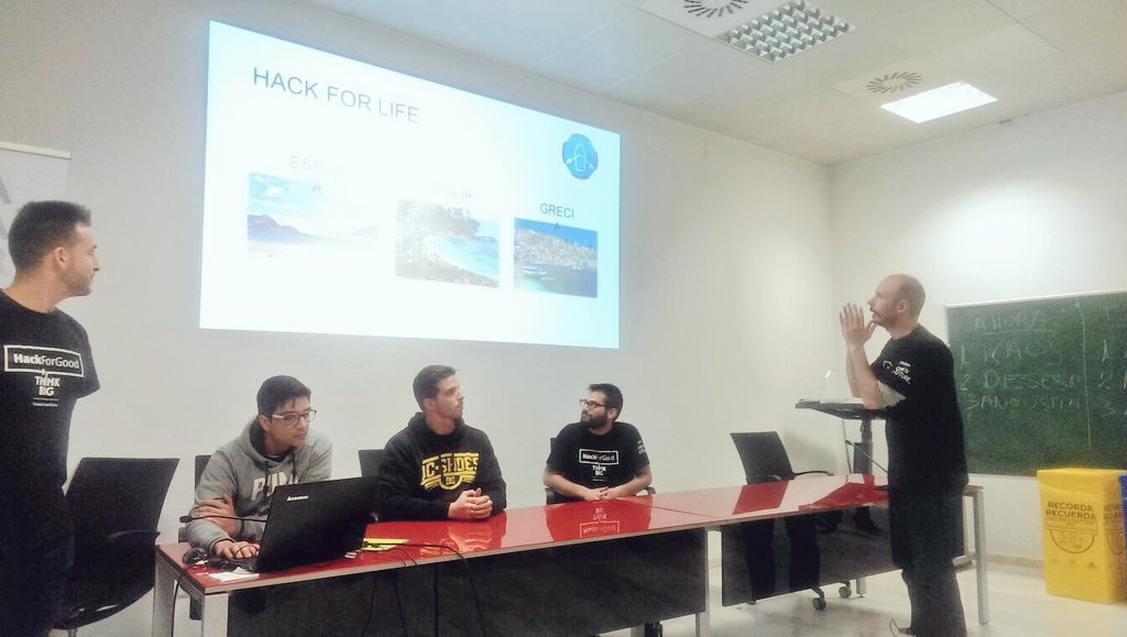 CatedraTEF_UA's tweet photo. Evitar riesgos en zonas de tránsito de inmigrantes con predicciones de catástrofes marítimas: @hackforlife2016 https://t.co/eJp8KhEyTB