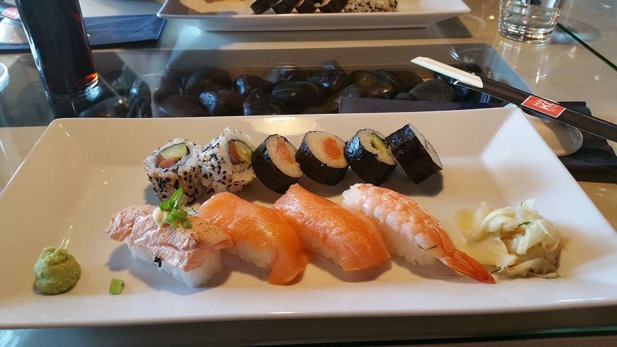 Rousku_97's tweet photo. Omnomnom! #Japanese #food #sushi #hankosushi https://t.co/BLSdvo71IT