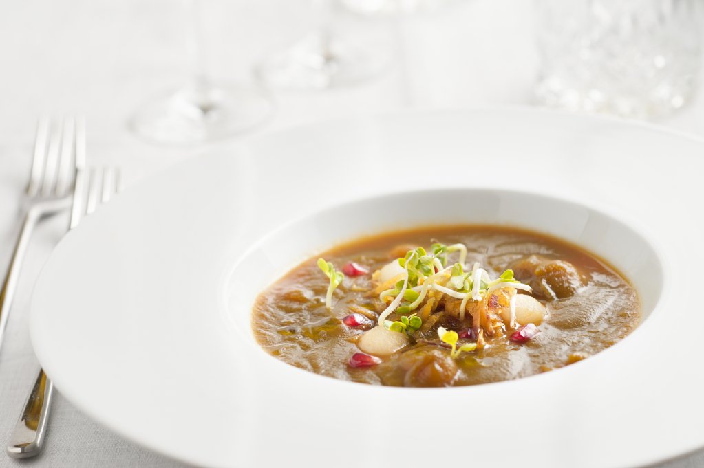 Crema di #pestanaca con chicchi di #melograno, sfere di pere Abate, scaglie di carota cruda e germogli di ravanello.