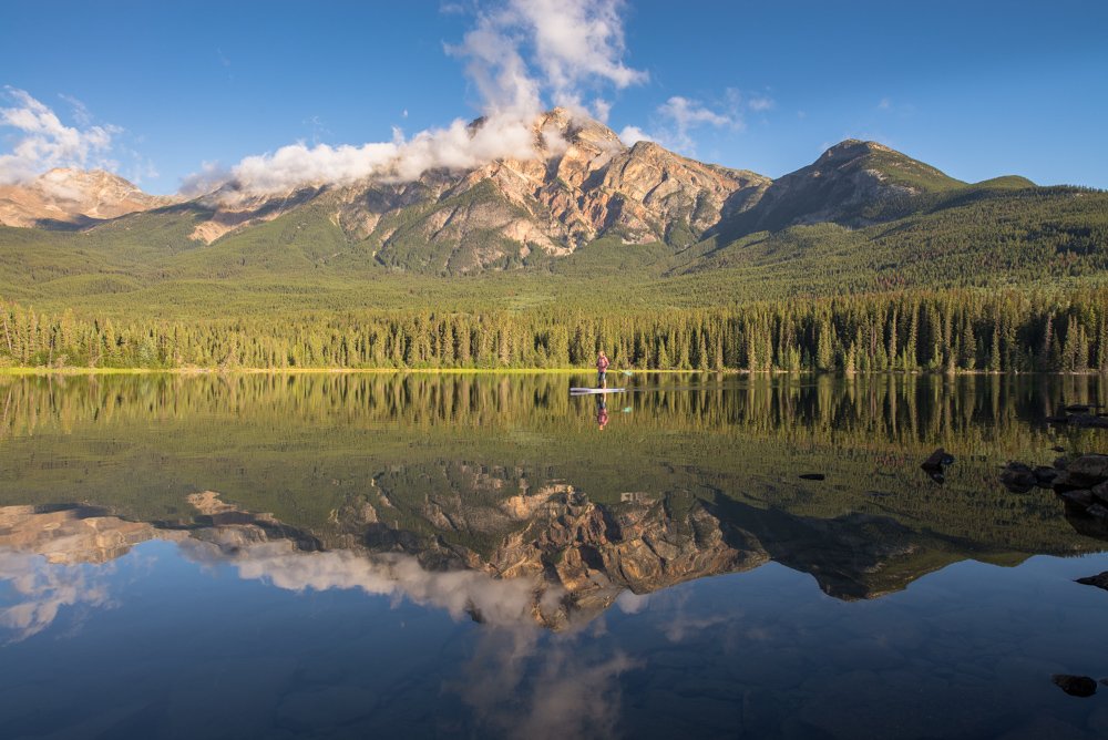 Your complete guide to stand-up paddleboarding in <a href="/JasperNP/">Jasper National Park, Parks Canada</a>: cangeomag.ca/YCGGc #SUP #ttot #travel