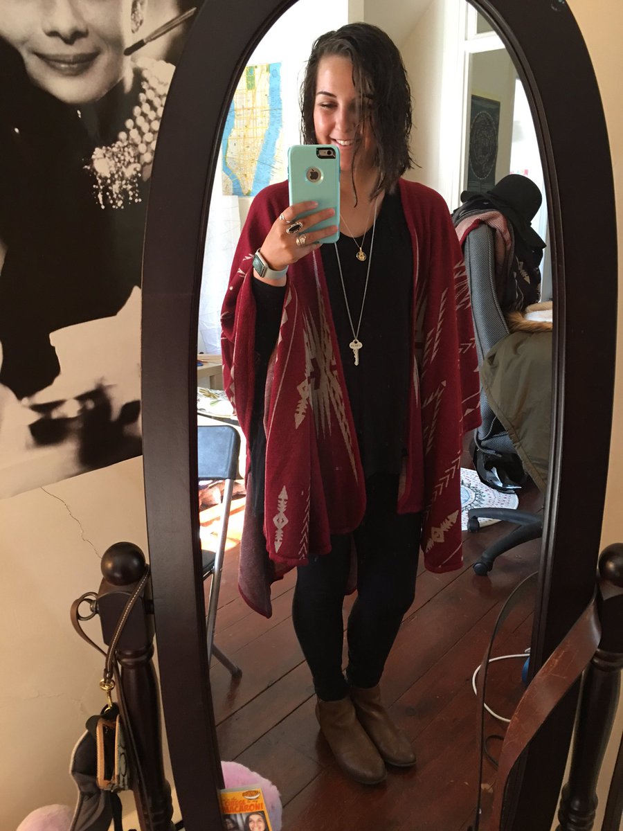 diabeticcactus's tweet photo. #ootd wearing a Ruana wrap from Frannies! #fashion #fashionblogger #styleblog #stylewithlove https://t.co/alf7fC81nY
