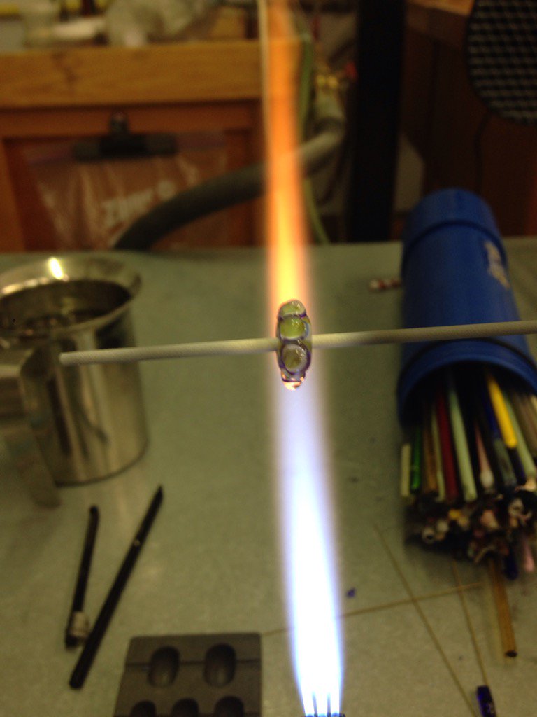 EllJay_Design's tweet photo. Torch time! Yay!! :D #glass #bead #fireandsharpthings #happyplace #jewellery https://t.co/vAMoQmJKfY