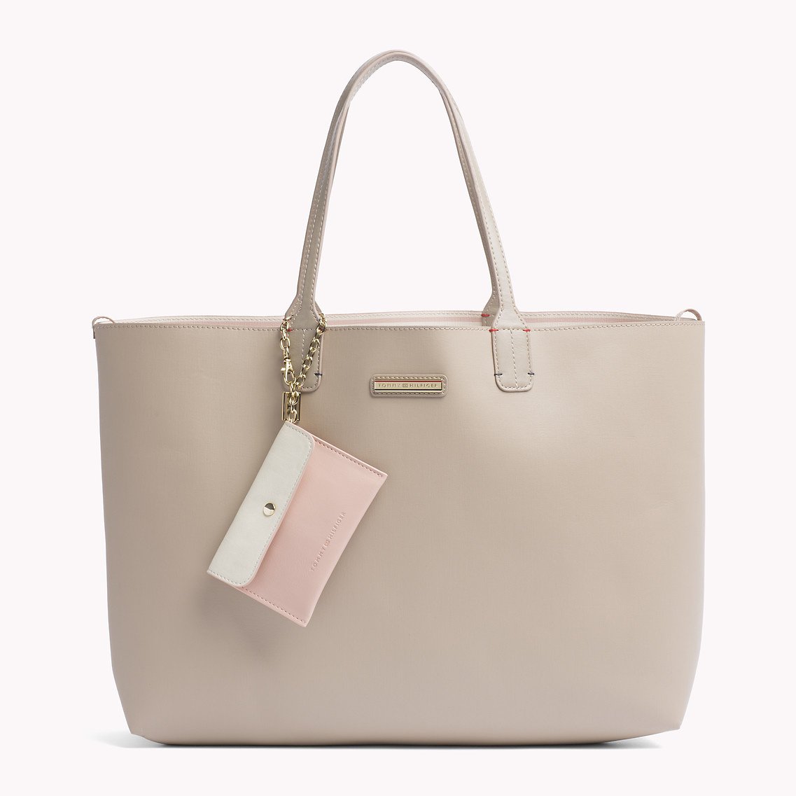 PassoCarrabile's tweet photo. #ilmioprimoTweet 
non poteva non essere una #borsa di #TommyHilfiger !!!
Nuovi arrivi naturalmente... https://t.co/IwEATyFFAv