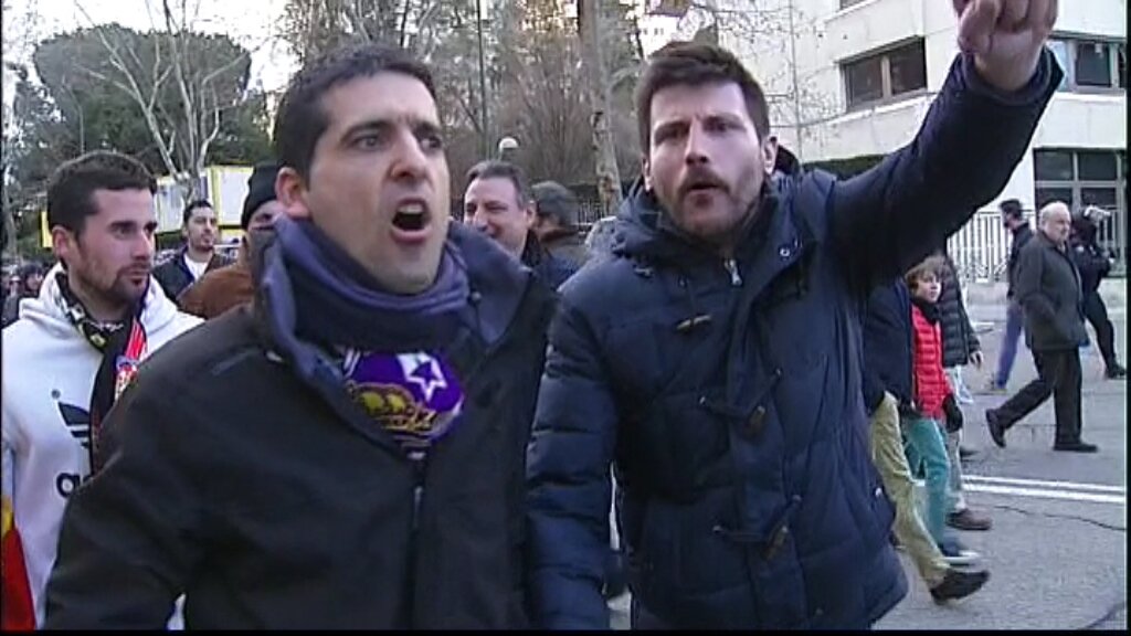 esport3's tweet photo. VÍDEO L'enuig dels aficionats del @realmadrid després de perdre el derbi contra l' @Atleti https://t.co/sIeMqU8nIy https://t.co/87SWN76YSf