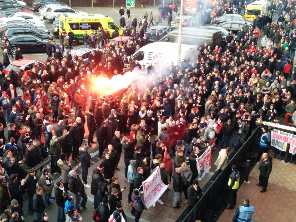 FBAwayDays's tweet photo. The Charlton fans start to gather for the latest protests against the #CAFC regime. https://t.co/P73SOeRKVa