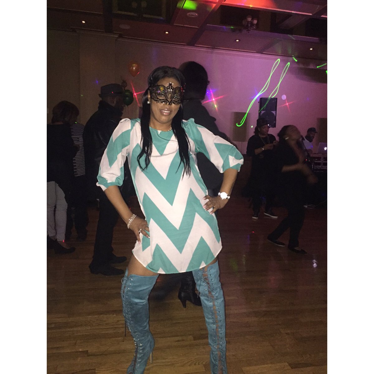 BD_Lay's tweet image. When Your Older Sister That One 😍😩😰 #BloodSister #SameMother ✔️