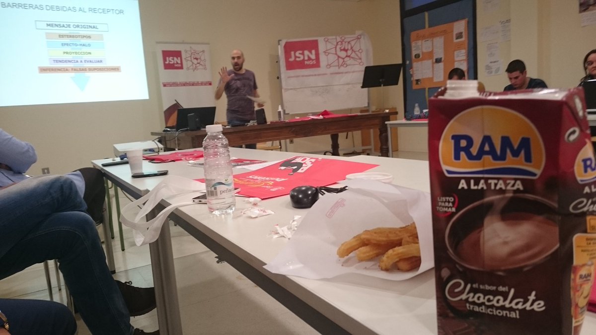 JSN_NGS's tweet photo. Continuamos con #ComunicaciónPolítica con @alaincoloma mientras merendamos unos churricos! Cultivar cuerpo y mente 😉 https://t.co/8gxEHLkW9v