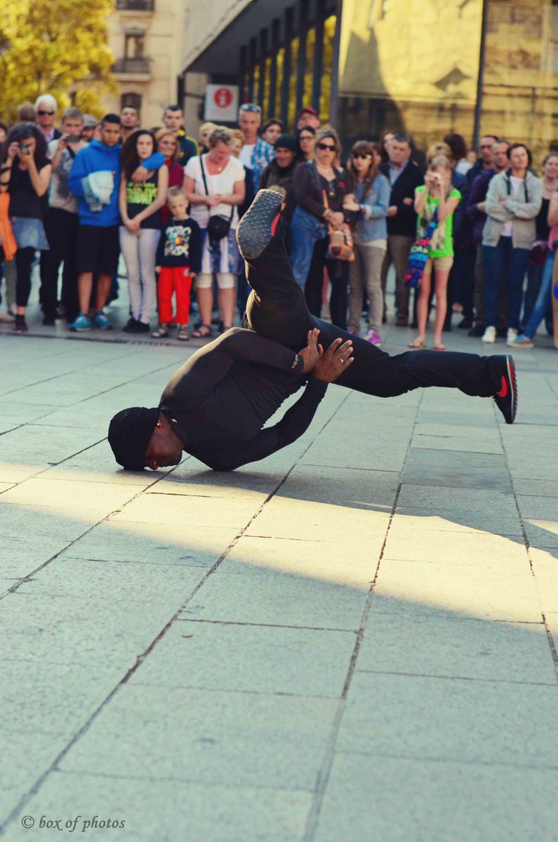 boxofphotos's tweet photo. Breakdancers in Barcelona https://t.co/GS8vMUBhFH https://t.co/TI059ZLDzE