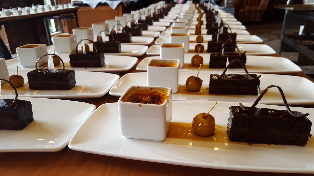 lesliesuresh's tweet photo. Today's wedding dessert! ! https://t.co/HFr3sRoTXY