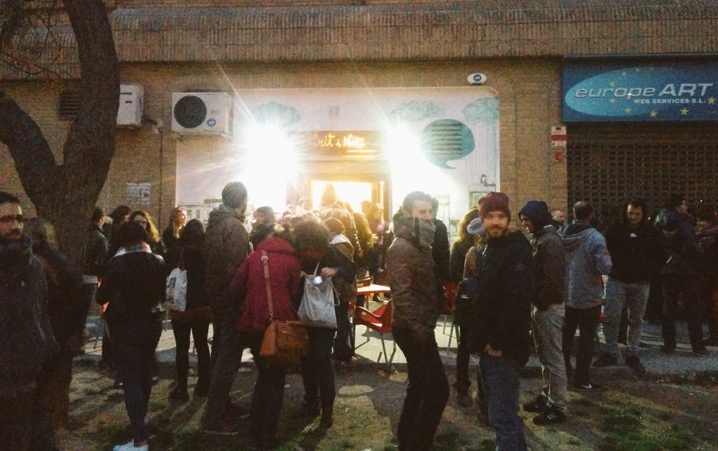 FallesPopulars's tweet photo. Mamprén el cercatasques de la #JuntaSolarFallera, eixim del @crit_nit en direcció d'Al Paladar!
#FPC16 https://t.co/IpFpyoNOlF