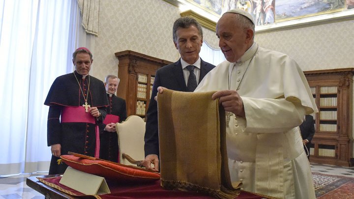 AgenciaTelam's tweet photo. Macri destacó coincidencias y el apoyo del Papa en la lucha contra la corrupción y la droga https://t.co/1Q2pk6l8MJ https://t.co/PqHvkagvA9